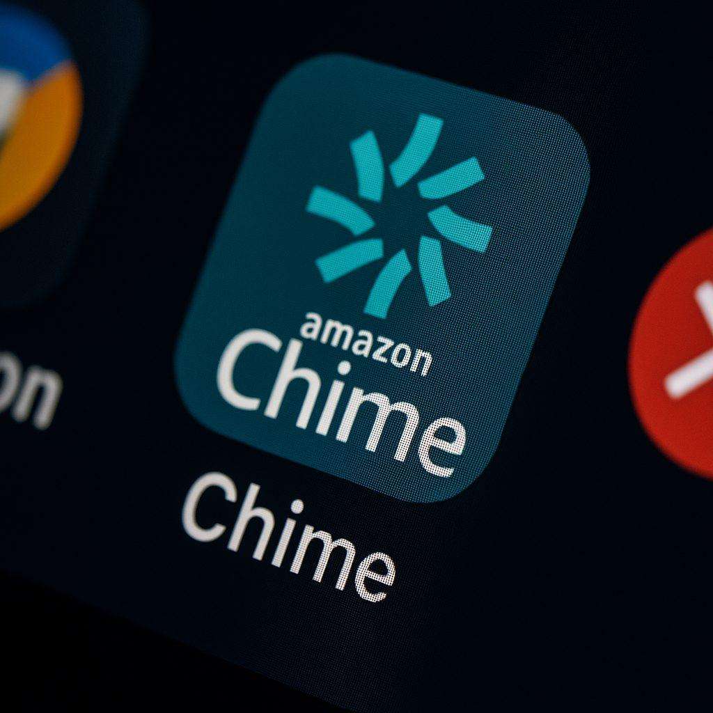 Amazon Chime App-Logo auf dem Display eines Smartphones in Nahaufnahme
